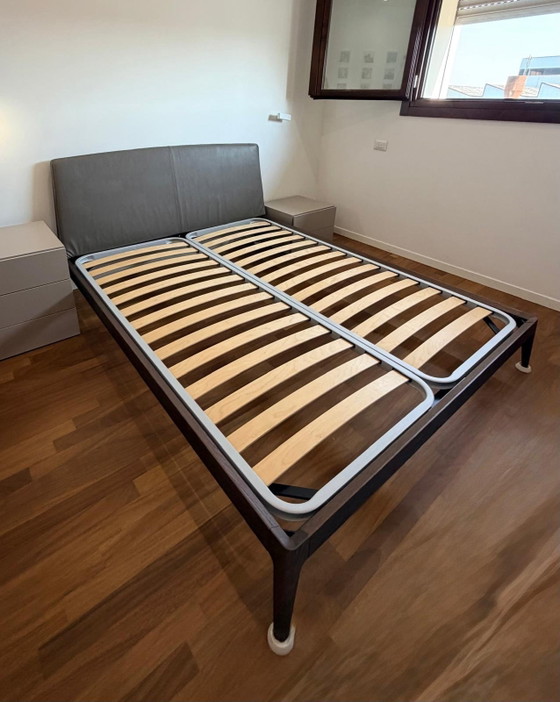 NOVAMOBILI – Siri Bett aus Leder + 2 Easy Nachttische + Easy System Kommode – Doppelbetten, Holz (photo 2 of 8)