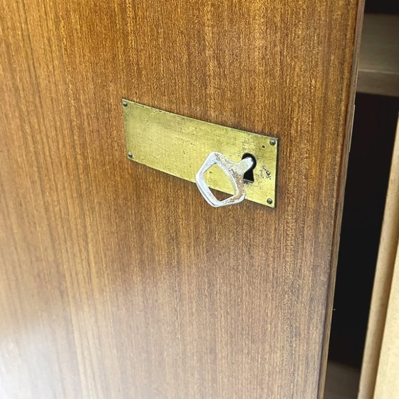 Image 1 of Armadio vintage di metà secolo con ripiano appendiabiti rimovibile per la biancheria.