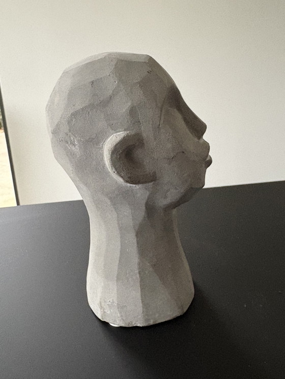 Image 1 of Statua di una testa stilizzata in cemento