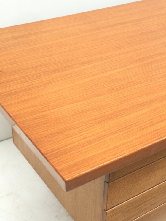 Image 1 of Ampia scrivania direzionale dal design vintage realizzata negli anni '70