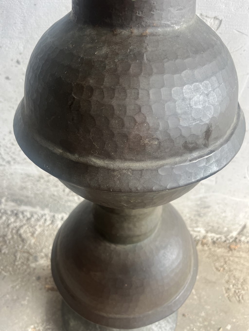 Gehamerde koperen totem sculptuur, 127cm