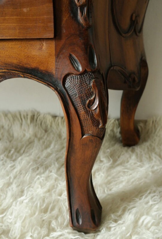 Image 1 of Cómoda sepulcral de nogal estilo Luis XV, siglo XX