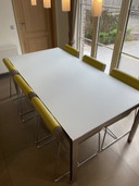 Leolux glass dining table + 6 lime green Leolux chairs