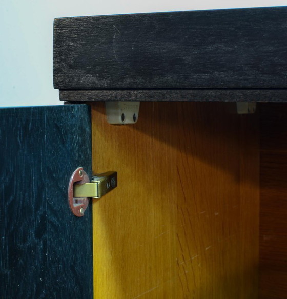 Image 1 of Groot, brutalistisch highboard in De Coene-stijl uit het midden van de 20e eeuw, zwart met rode accenten. België, jaren 60.