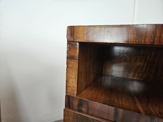 Image 1 of Mesitas de noche Art Déco lineales y geométricas en nogal