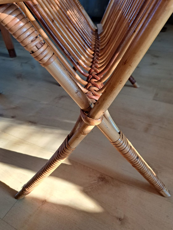 Image 1 of Table de lecture en rotin