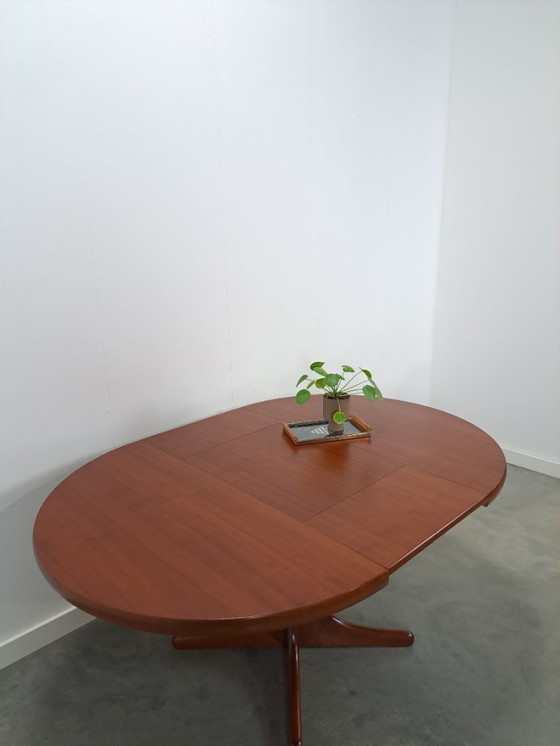 Image 1 of Rond ovaal teak uitschuifbare eettafel vintage