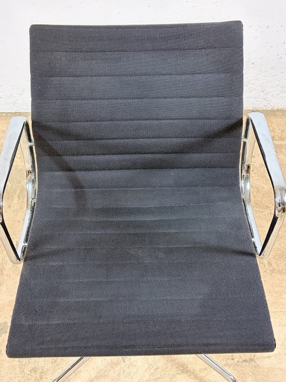 Image 1 of Sedia Vitra in alluminio EA 108, progettata da Charles e Ray Eames.