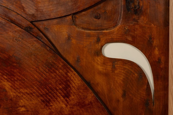 Image 1 of Bas-reliëf met de tekst "Denk buiten de gebaande paden!" in gepatineerd hout. Hedendaags.