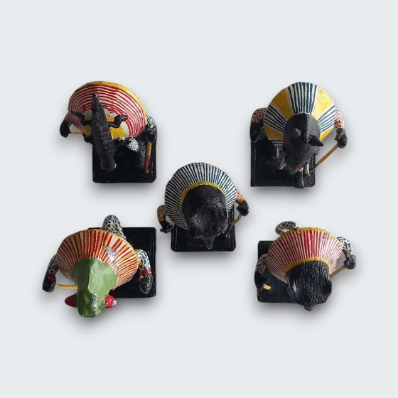 Image 1 of Ensemble de cinq statues figuratives africaines en métal peint à la main – têtes d'animaux – Afrique