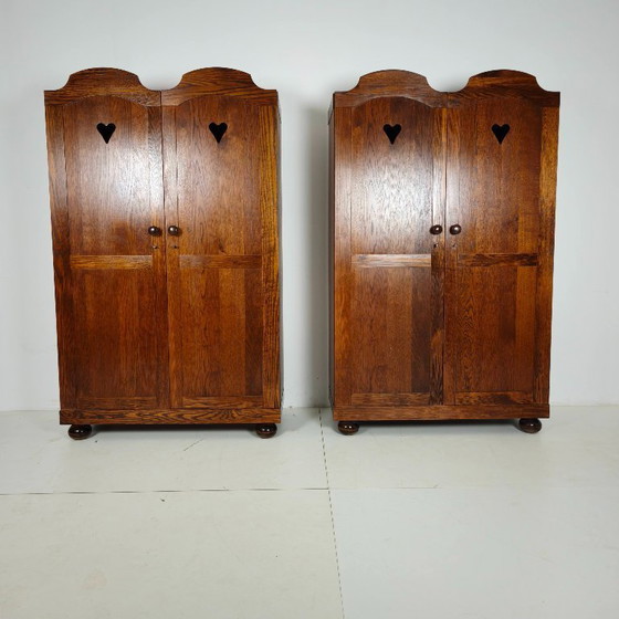 Ein Paar belgische Eichenschränke mit Herzmotiv, 20. Jahrhundert – Kleiderschränke, Wood (photo 8 of 15)