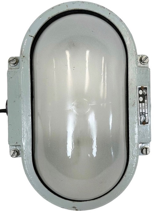 Applique industriale in alluminio pressofuso con vetro opalino di Elektrosvit, anni '70