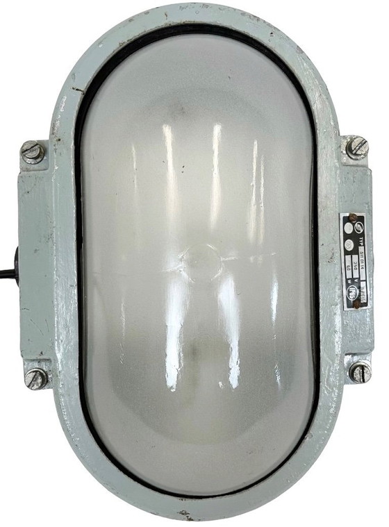 Image 1 of Applique industriale in alluminio pressofuso con vetro opalino di Elektrosvit, anni '70