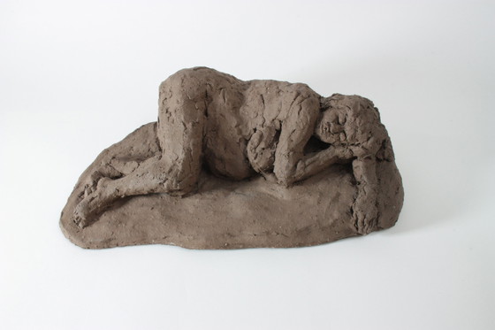 Image 1 of Yolande Ide (1931) - Scultura, Donna nuda sdraiata - 39 cm - Terracotta