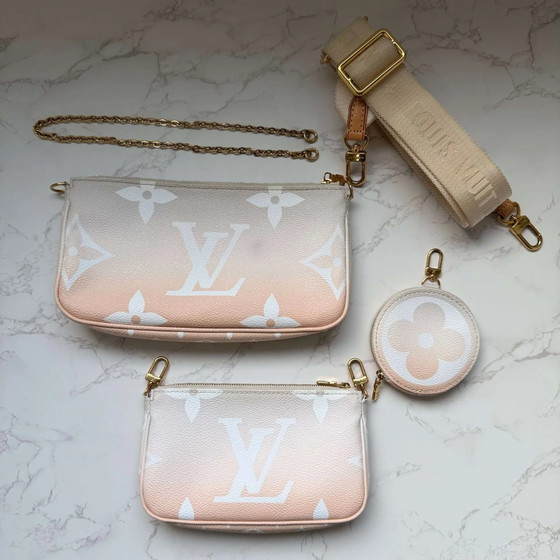 Louis Vuitton pink monogram giant by the pool Multi Pochette Accessoires – Andere Taschen, Leinwand (photo 6 of 17)