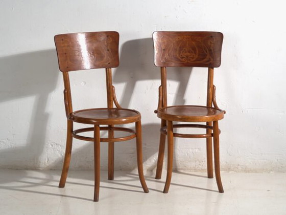 Ensemble ancien de 4 chaises de café viennoises en bois courbé avec dossier décoratif – Europe Centrale, c. (photo 30 of 40)
