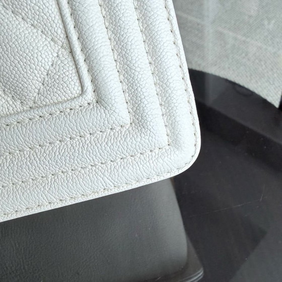 Image 1 of Chanel Boy Medium - Caviar 25CM Crème Wit Verouderde Goudkleurige Hardware Serie 26