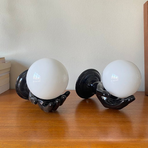 Ein Paar schwarze, handförmige Keramik-Wandleuchten aus den 70er und 80er Jahren