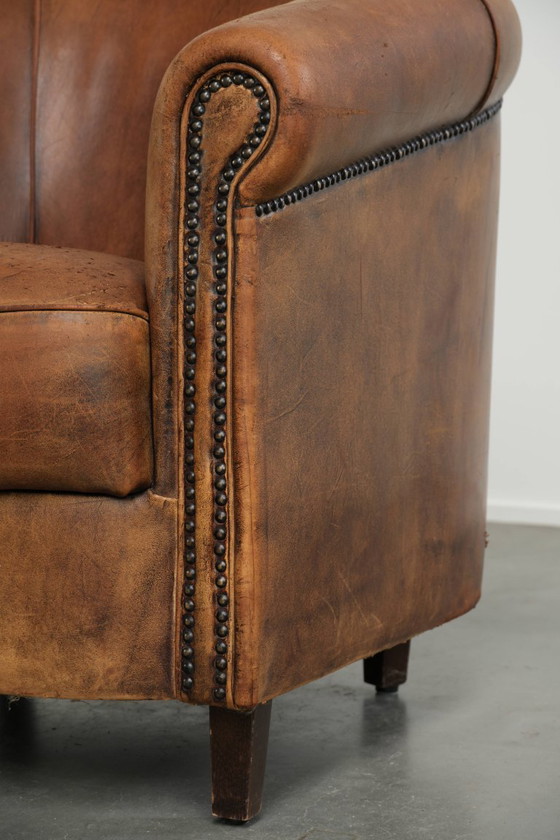 Ensemble robuste de fauteuils club vintage en cuir de mouton avec un bel aspect vieilli et une grande allure (photo 12 of 15)