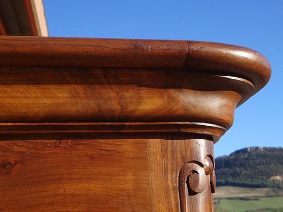 Image 1 of Armadio in noce massello in stile Luigi XV