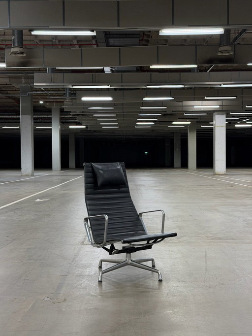 Vitra Eames EA124 | Black Leather