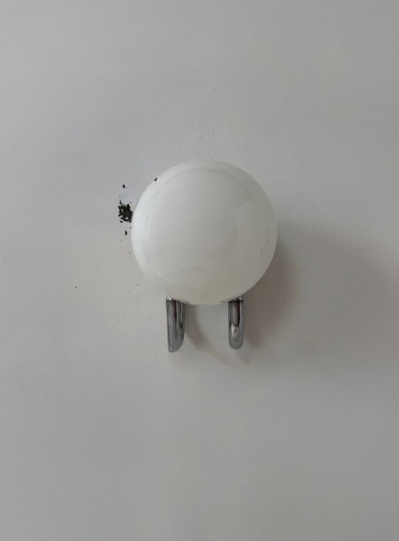 Image 1 of Coppia di applique vintage, metallo cromato e vetro opalino, Francia, 1960