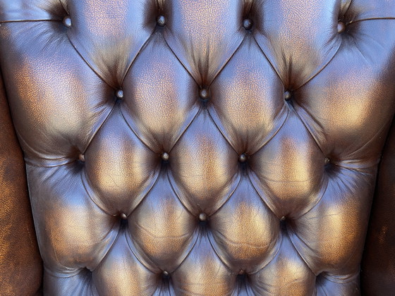 Image 1 of Twee prachtige Engelse Chesterfield oorfauteuils + voetenbank bruin leer 