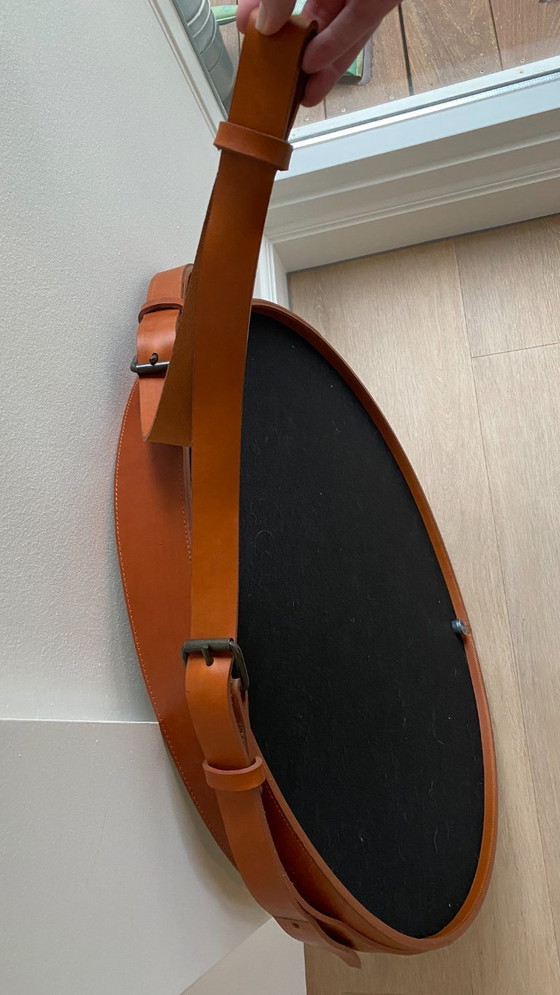 Image 1 of Specchio GUBI Ø70 cm Jacques Adnet pelle marrone chiaro