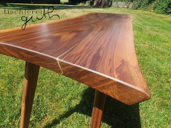 Image 1 of Couchtisch Nussbaum mit Messingeinlage Schwebende Platte Baumkante exklusive Maserung