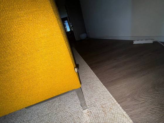 Splendido divano Aikon a 3 posti, disponibile in pronta consegna – Giallo Girasole 🌻 – Design on Stock (photo 14 of 16)