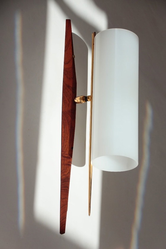Image 1 of 4 Modernistische verstelbare wandlampen in teak en messing – 1950