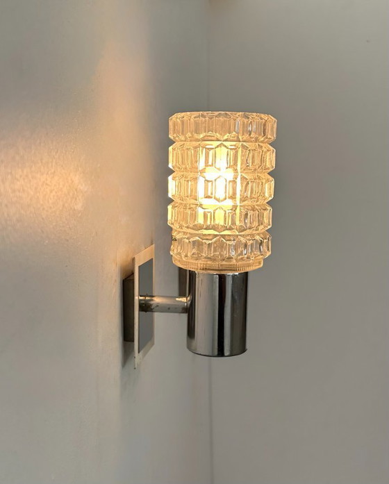 Image 1 of Paire d'appliques vintage, métal chromé et verre moulé pressé, Italie, 1970