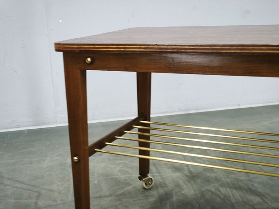 Tavolino danese in teak degli anni '60 con portariviste in ottone e rotelle, Tavolini, Legno, Metallo, Marrone (foto 9 di 11)