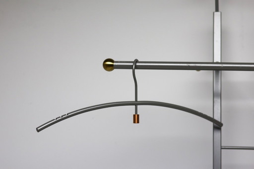 Garderobenständer aus den 80er Jahren, mit Einflüssen des Memphis-Stils (man denke an Designer wie Sottsass und Pesce).