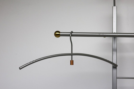 Image 1 of Kapstok uit de jaren ’80, met invloeden van de Memphis-stijl (denk aan ontwerpers als Sottsass en Pesce).