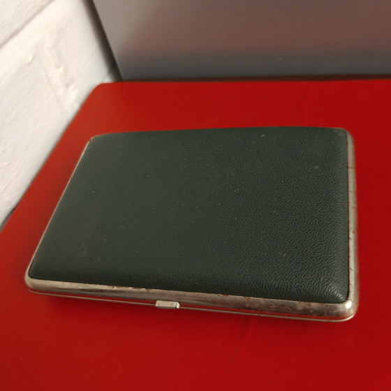 Vintage green leatherette cigarette case – mid-century metal cigarette holder – 14 × 10 cm – Gifts (photo 4 of 6)