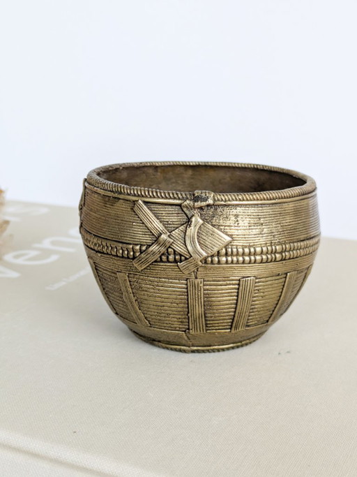 Cuenco de latón vintage con motivo de pez escorpión y textura tejida, estilo bohemio, ideal para mesa. – schalen, Brass