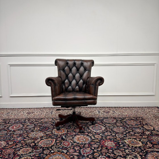 Grande Sedia da ufficio Chesterfield inglese marrone – Sedie da ufficio, Leather, Wood (photo 2 of 10)