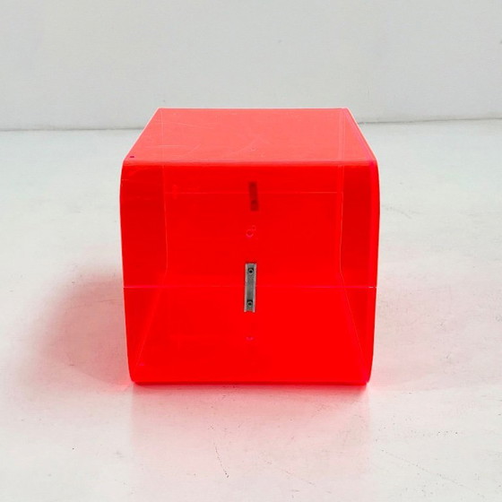 Image 1 of Fluo roze plexiglas bijzettafel, jaren 80