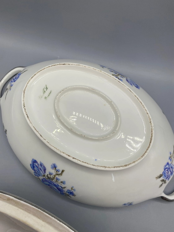 Grote afgedekte porseleinen groenteschaal met blauwe rozen. – Decoratieve objecten, Porcelain, Silver (photo 6 of 10)