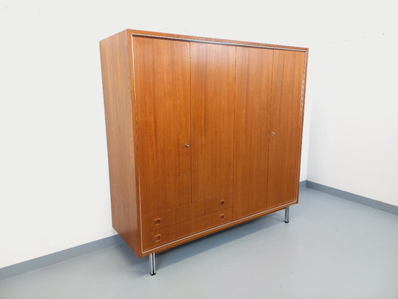 Image 1 of Vintage Scandinavische modernistische kledingkast van teakhout en metaal uit de jaren 60.
