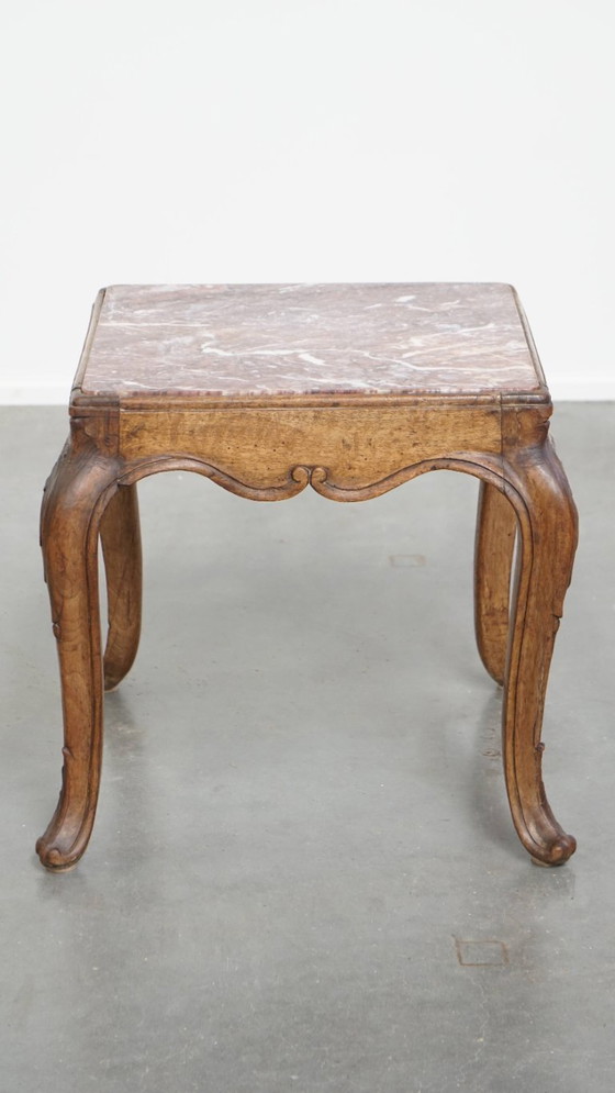 Image 1 of Ancienne table d'appoint carrée française de la fin du XVIIIe siècle avec cadre en bois et plateau en marbre
