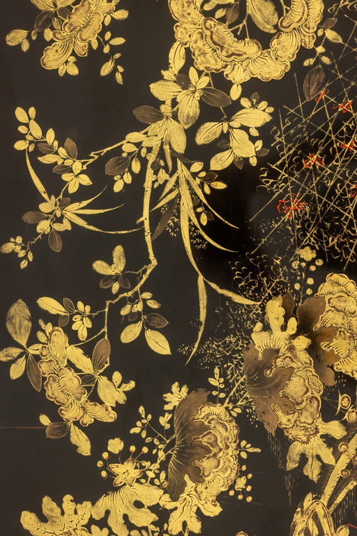 Maison Baguès. Mesa de centro en bronce, laca negra y detalles dorados. Hacia 1970.