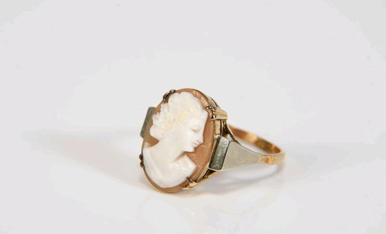 Image 1 of Beautiful 375 9kt gold ring with shell cameo