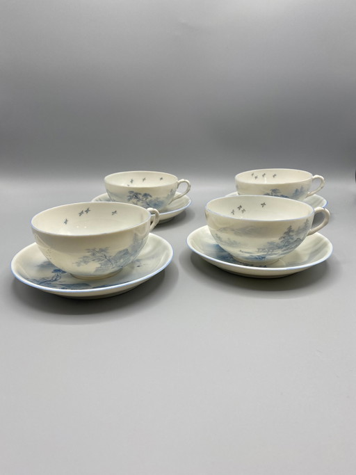 Ensemble de quatre tasses et soucoupes en porcelaine japonaise – paysage bleu et blanc – ère Meiji – decoratieve objecten