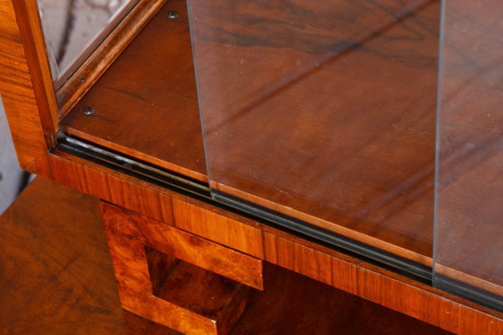 Gerestaureerde art-deco vitrinekast, walnoot en glas, Tsjechisch, jaren 1920 – Vitrinekasten, Metal (photo 8 of 15)