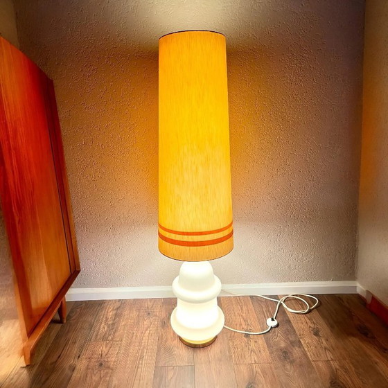 Image 1 of 1970er Jahre große Space-Age Opalglas-Stehlampe mit Leuchtfuß und verschiedenen Beleuchtungsmodi, mit insgesamt 3 E27 Fassungen.