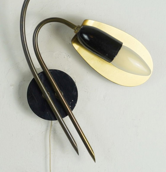 Image 1 of paar wandlampen uit de jaren 50 in mid-century stijl, gemaakt van messing en zwart metaal.