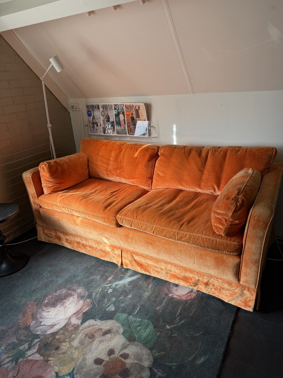 Image 1 of Canapé 2 places en velours orange avec coussins garnis de duvet