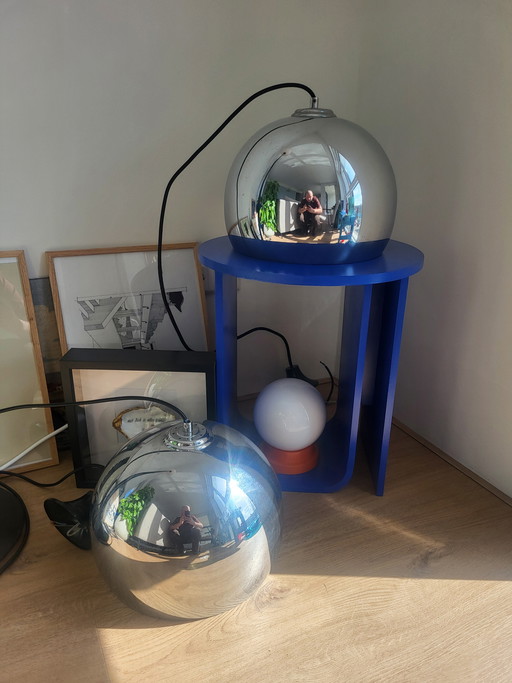 Due lampade a sospensione vintage in argento (a specchio) dal design unico, in stile era spaziale.